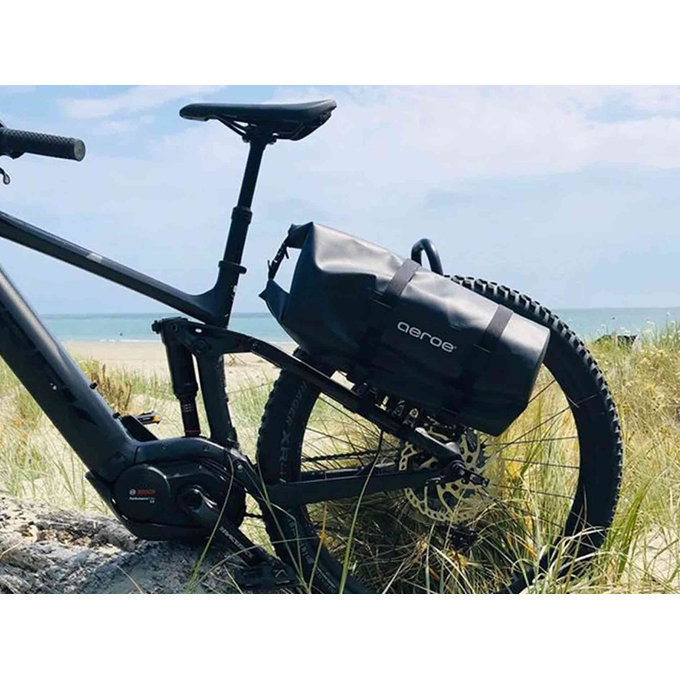 Vízálló táska fekete – 12l